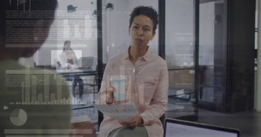 Ofisteki çeşitli iş adamlarının veri işleme görüntüsü. Küresel iş ve dijital arayüz kavramı dijital olarak oluşturulmuş görüntü.