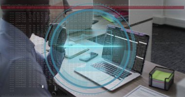 Bilgisayarla Afro-Amerikan iş adamının veri işleme görüntüsü. Bilgisayar güvenliği günü ve dijital olarak oluşturulan görüntü konsepti.