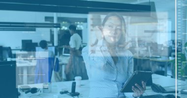 Ofiste tablet kullanan Asyalı iş kadınının veri işleme görüntüsü. Küresel iş ve dijital arayüz kavramı dijital olarak oluşturulmuş görüntü.