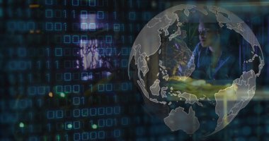 Afro-Amerikan kadın sunucu oda çalışanı üzerinde veri işleme ve küre görüntüsü. Bulut hesaplama kavramı dijital olarak oluşturulmuş resim.