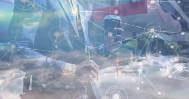 Kafkasyalı iş adamının bacakları ve bulutları üzerindeki bağlantıların resmi. İş, ağ, bağlantılar ve dijital olarak oluşturulan iletişim konsepti.