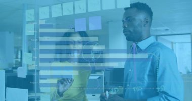 Ofisteki çeşitli kadın ve erkek iş arkadaşlarının üzerindeki grafikler. İş, finans, ağ ve teknoloji konsepti dijital olarak oluşturuldu.