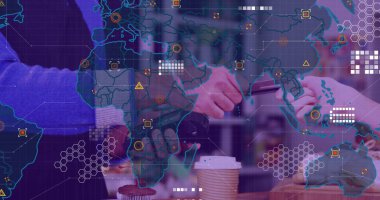 Kredi kartıyla ödeme yapan farklı insanlar üzerinde dünya haritası olan veri işleme resmi. Dijital olarak oluşturulan küresel finansman, perakende ve dijital arayüz kavramı.