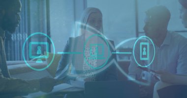 Ofiste konuşan çeşitli iş adamlarının veri işleme görüntüsü. Küresel iş ve dijital arayüz kavramı dijital olarak oluşturulmuş görüntü.