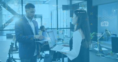 Ofisteki çeşitli iş adamlarının veri işleme görüntüsü. Küresel iş ve dijital arayüz kavramı dijital olarak oluşturulmuş görüntü.