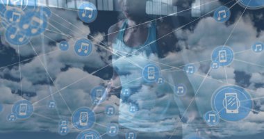 Afrika kökenli Amerikalı bir kadının bulutların ve bacakların üzerinden atladığı bir ağ görüntüsü. Spor, aktif yaşam tarzı, iletişim ve bağlantılar konsepti dijital olarak oluşturulmuş görüntü.