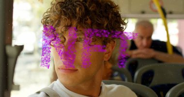 Otobüsle seyahat eden düşünceli beyaz bir adam üzerine pembe Nft metni. Küresel iş, ulaşım, ödenemeyen jetonlar ve dijital olarak oluşturulan kripto para birimi konsepti.