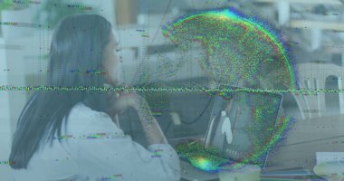 Bilgisayarı kullanarak iş kadınının veri işleme ve dünya üzerindeki görüntüsü. Küresel iş, bilgisayar ve dijital arayüz kavramı dijital olarak oluşturulmuş görüntü.