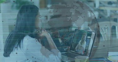 Laptop kullanan bir kadının veri işleme ve küre görüntüsü. Küresel iş ve dijital arayüz kavramı dijital olarak oluşturulmuş görüntü.