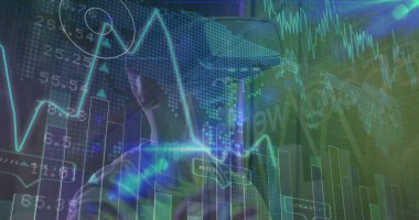 VR kulaklık kullanan Afro-Amerikan bir adamın veri işleme görüntüsü. Küresel iş ve dijital arayüz kavramı dijital olarak oluşturulmuş görüntü.