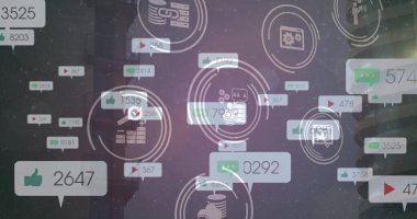 Sosyal medya tepkisi ve binaların üzerindeki teknik simgeler. Küresel ağ, iletişim ve teknoloji konsepti dijital olarak oluşturuldu.