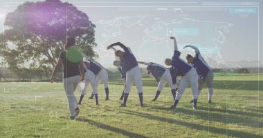 Çeşitli bayan beyzbol oyuncularının egzersiz yapmaları üzerine veri işleme görüntüsü. Küresel spor ve dijital arayüz kavramı dijital olarak oluşturulmuş görüntü.