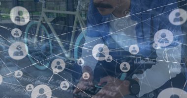 Bulutlar üzerindeki bağlantıların ve akıllı telefon ve bisikleti olan adamın görüntüsü. Spor, aktif yaşam tarzı, iletişim ve bağlantılar konsepti dijital olarak oluşturulmuş görüntü.