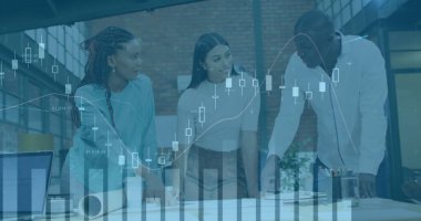 Bilgisayar ve şehir caddelerini kullanan adamın istatistik ve veri işleme görüntüsü. Küresel iş seyahati ve finans kavramı dijital olarak oluşturulmuş görüntü.