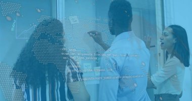 Ofisteki çeşitli iş adamlarıyla ilgili finansal veri işleme resmi. Küresel iş ve dijital arayüz kavramı dijital olarak oluşturulmuş görüntü.