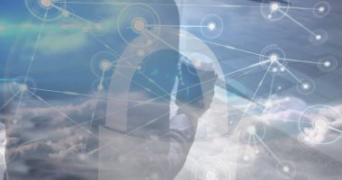 Afrika kökenli Amerikalı iş adamının, bulutlar ve orta kesimdeki bağlantılarının görüntüsü. İş, ağ, bağlantılar ve dijital olarak oluşturulan iletişim konsepti.