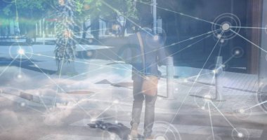 Afro-Amerikan yürüyüşü üzerinde bulutlar olan bağlantı ağı ve gökyüzü görüntüsü. Dijital olarak oluşturulmuş küresel bağlantılar, spor ve dijital arayüz kavramı.