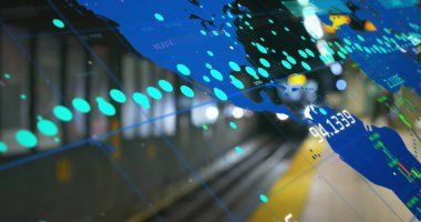 Metro istasyonuna ulaşan yeraltı treninin dünya haritası ve işleme verileri. Küresel iletişim, seyahat ve dijital arayüz kavramı dijital olarak oluşturuldu.