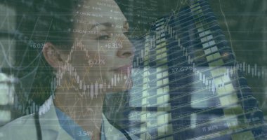 Kafkasyalı kadın doktor üzerinden veri işleme görüntüsü. Küresel tıp, teknoloji, veri işleme ve dijital arayüz kavramı dijital olarak oluşturuldu.