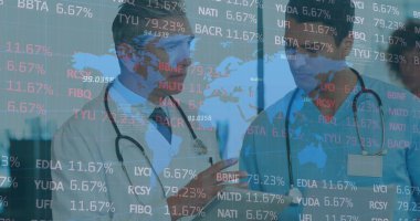 Çeşitli doktorların veri işleme görüntüsü. Küresel tıp, teknoloji, veri işleme ve dijital arayüz kavramı dijital olarak oluşturuldu.