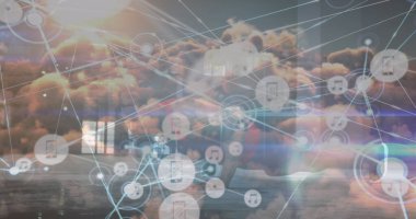 Bulutlar üzerindeki bağlantılar ve şınav çeken Afrikalı Amerikalı bir adam. Spor, aktif yaşam tarzı, iletişim ve bağlantılar konsepti dijital olarak oluşturulmuş görüntü.