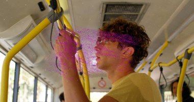 Otobüsle seyahat eden düşünceli beyaz bir adam üzerine pembe Nft metni. Küresel iş, ulaşım, ödenemeyen jetonlar ve dijital olarak oluşturulan kripto para birimi konsepti.