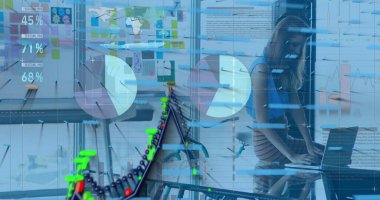 Ofisteki beyaz kadın hakkında grafik ve veriler. İş, finans ve ekonomi kavramı dijital olarak oluşturulmuş imaj.