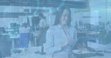 Ofiste tablet kullanan Asyalı kadının finansal verileri ve grafikleri. İş, finans, ekonomi, iletişim ve işbirliği konsepti dijital olarak oluşturulmuş görüntü.