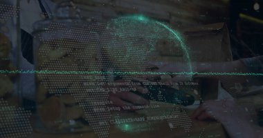 Elle ödemenin üzerinde akıllı telefonla veri işleme görüntüsü. Küresel iş ve dijital arayüz kavramı dijital olarak oluşturulmuş görüntü.