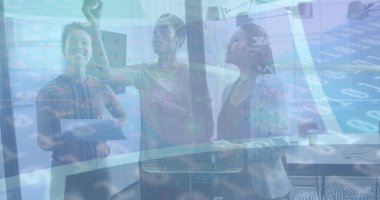 Ofisteki çeşitli iş arkadaşlarının dijital asma kilit ve ikili kod görüntüleri. İş, finans, ekonomi, iletişim ve işbirliği konsepti dijital olarak oluşturulmuş görüntü.