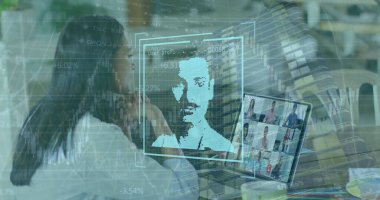 Dizüstü bilgisayarında resim olan bir kadın için grafik ve kullanıcı fotoğrafları. İş, iletişim, sosyal medya ve teknoloji konsepti dijital olarak oluşturuldu.