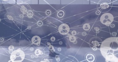 Bulutlar üzerindeki bağlantıların ve egzersiz yapan Afrikalı Amerikalı adamın görüntüsü. Spor, aktif yaşam tarzı, iletişim ve bağlantılar konsepti dijital olarak oluşturulmuş görüntü.