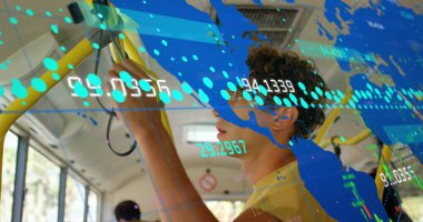 Otobüsle seyahat eden düşünceli beyaz adamın veri işleme ve dünya haritası. Küresel iletişim, seyahat ve dijital arayüz kavramı dijital olarak oluşturuldu.