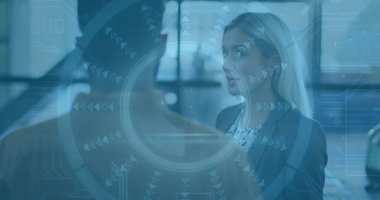 Ofiste konuşan çeşitli iş adamlarının veri işleme görüntüsü. Küresel iş ve dijital arayüz kavramı dijital olarak oluşturulmuş görüntü.