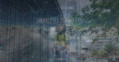 Bisikletli ve bulutlu Afrikalı Amerikalı bir kadın üzerindeki bağlantılar. Spor, spor ve teknoloji konsepti dijital olarak oluşturulmuş görüntü.