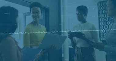 Ofisteki çeşitli iş adamlarıyla ilgili finansal veri işleme resmi. Küresel iş ve dijital arayüz kavramı dijital olarak oluşturulmuş görüntü.