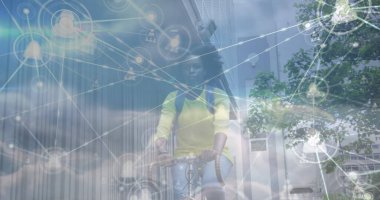 Bisikletli ve bulutlu Afrikalı Amerikalı bir kadın üzerindeki bağlantılar. Spor, spor ve teknoloji konsepti dijital olarak oluşturulmuş görüntü.