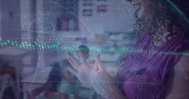 Kafkasyalı öğretmen ve çeşitli öğrencilerin veri işleme görüntüsü. Küresel eğitim ve dijital arayüz kavramı dijital olarak oluşturulmuş görüntü.