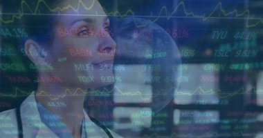 Kafkasyalı kadın doktor üzerinden veri işleme görüntüsü. Küresel tıp, teknoloji, veri işleme ve dijital arayüz kavramı dijital olarak oluşturuldu.