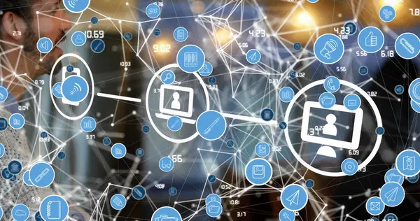 Kafkasyalı iş adamının medya simgeleri. Küresel iş ve dijital arayüz kavramı dijital olarak oluşturulmuş görüntü.