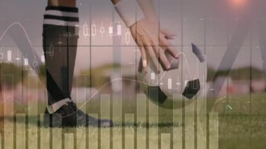 Oyuncu elini çimen topuna koyuyor ayak parmaklarına vuruyor finansal çizelge animasyonu olarak tekme hazırlıyor. Atletik, spor, çeviklik, strateji, yenilik, performans, açık hava