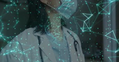 Doktor sola bakıyor ve eldivenleri alıyor. Klinik koridorundaki holografik ağı etkinleştiriyor. Tıbbi, sağlık, teknoloji, fütüristik, profesyonellik, tanı, yenilik