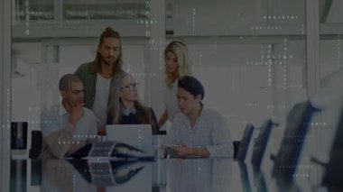 Kadın tableti tıklatıyor, ekibin satışları ikili kodla gözden geçirmesine neden oluyor. İşbirliği, takım çalışması, yenilik, iş, teknoloji, modern, beyin fırtınası