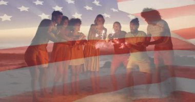 Gün batımında hafif aydınlatma kıvılcımları geçen grup, pazarlama için hareketli bayrak örtüsü oluşturuyor. Kutlama, dostluk, sıcaklık, alacakaranlık, ışıltı, festival, birlik