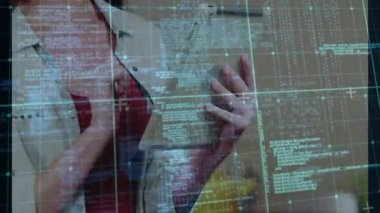 Tablet ekranı tıklatan ve teknolojik arayüz incelemesi için arttırılmış gerçeklik verilerini açığa çıkaran kadın. Teknoloji, yenilik, arayüz, kullanıcı deneyimi, dijital, modern, çalışma