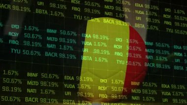 Finansal şebeke açılışı hisse yüzdelerini güncelleme ve piyasa değişimlerini gösteren üç renkli prizmayı döndürme. Finans, veri görselleştirme, dijital gösterge paneli, teknoloji, analitik, yatırım, iş