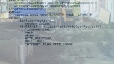 C + + kavşağı fonksiyonlarını gösteren yol silindirli bir inşaat alanı üzerinde kod penceresi kaydırılıyor. Endüstriyel, mühendislik, kentsel, programlama, modern, teknoloji, yazılım
