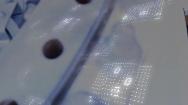 Endüstriyel atölyedeki bağlayıcıları denetleyen bir teknisyen başlatılıyor. Teknoloji, endüstriyel, makine, tanı, mühendislik, kesinlik, iş akışı