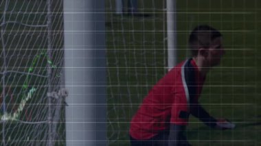 Gardiyan sahada dalış hareketine tepki veriyor. Sönen spor analitik hatları internette. Sporcu, spor, aksiyon, dinamik, eğitim, açık hava, yarışma