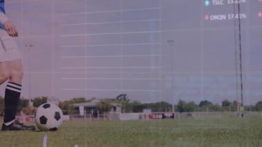 Kadın sporcu sahada futbol topuna vuruyor ve spor performansı için analitiği etkinleştiriyor. Sporcu, spor, fitness, açık hava, eğitim, performans, analiz